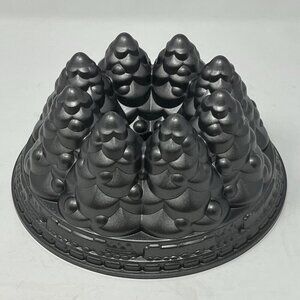 Nordic Ware Holiday Tree Bundt Cake Pan 10 cups cast aluminum EUC